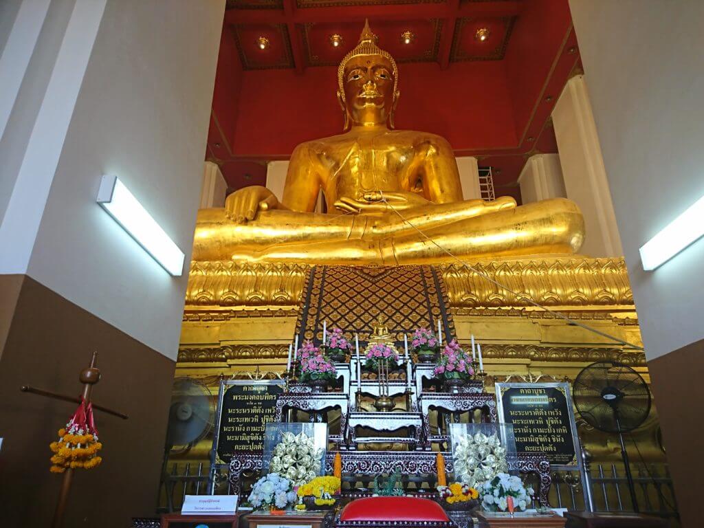 ヴィハーンプラモンコンボピット Wihan Phra Mongkhon Bophit アユタヤで最も参拝者が多く 最大クラスの仏像が安置された礼拝堂