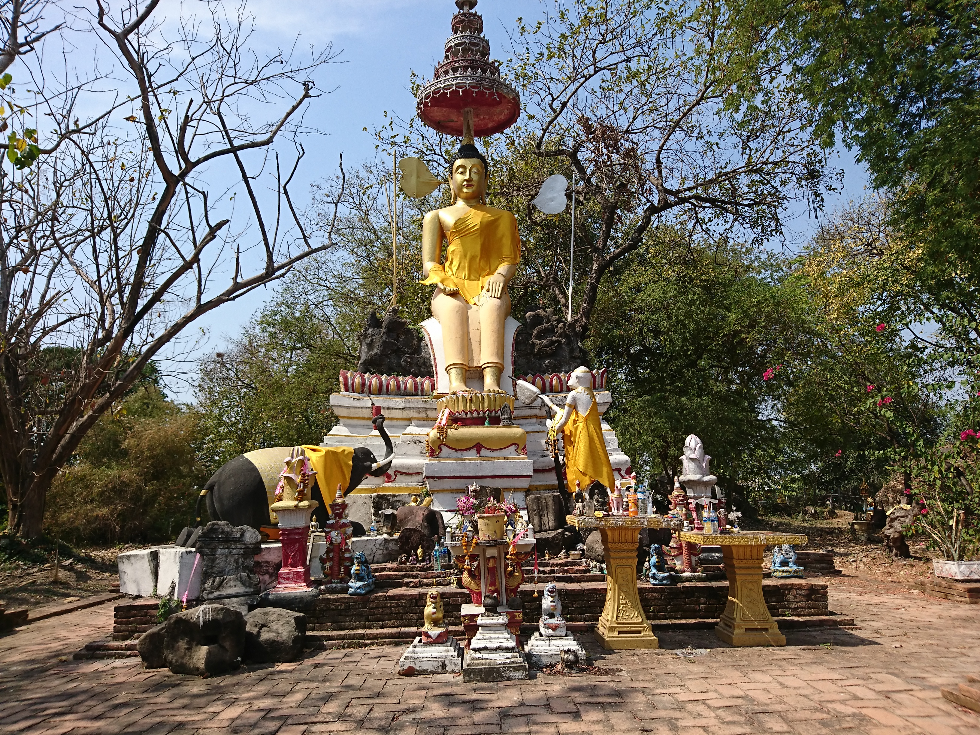 ワットボートラチャデチャ / 破壊されたチェーディー（仏塔）の頂上部と供物を受取る仏像がある小さな遺跡