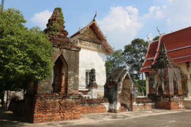 ワットサワーンアロム（วัดสว่างอารมณ์・Wat Sawang Arom）/ アユタヤ旧市街では見ない、非常に珍しい構造の礼拝堂を持つ、ロッブリー川沿いにある小さい現存寺院
